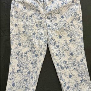 Croft & Barrow Blue and White Floral Cropped